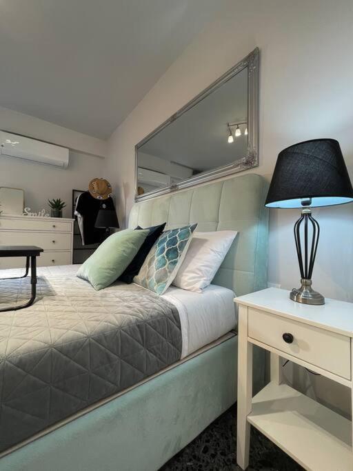 Chic Apt Near Acropolis - Avdi Square Athen Exterior foto