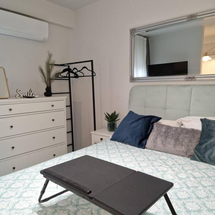 Chic Apt Near Acropolis - Avdi Square Athen Exterior foto